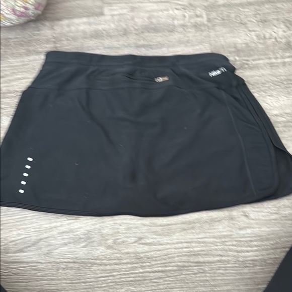 Nike Black and White Athletic Skorts with Moisture-Wicking Fabric - Picture 3 of 4